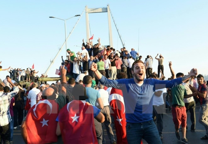 Người dân Thổ Nhĩ Kỳ vui mừng sau khi tình hình được kiểm soát tại Istanbul. (Nguồn: AFP/TTXVN)